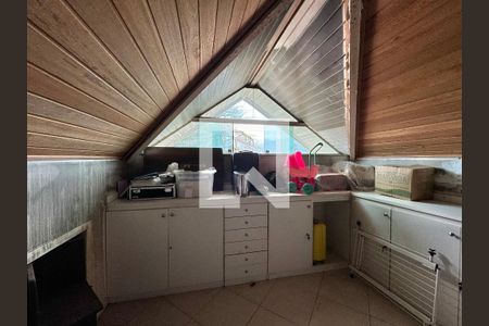 Casa de condomínio à venda com 296m², 4 quartos e 3 vagasSótão