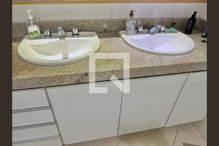 Casa de condomínio à venda com 296m², 4 quartos e 3 vagasSuíte 1 Master - Banheiro