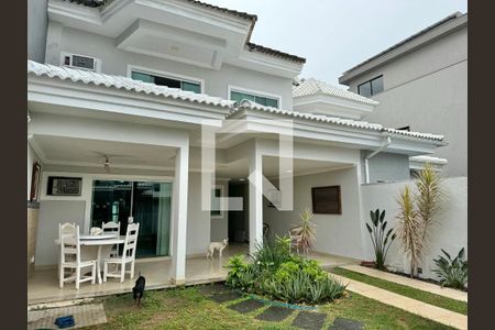 Casa de condomínio à venda com 296m², 4 quartos e 3 vagasÁrea externa