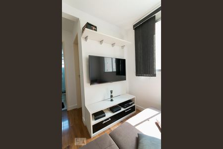 Sala - painel e rack para TV de apartamento para alugar com 2 quartos, 48m² em Vila Rio, Guarulhos