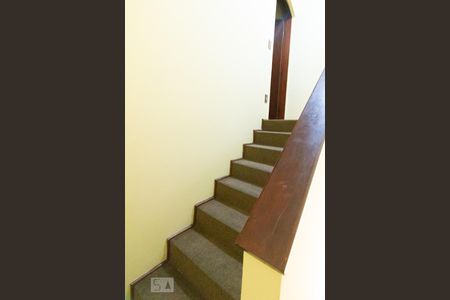 Casa à venda com 140m², 3 quartos e 3 vagas Casa à venda com 140m², 3 quartos e 3 vagasEscada