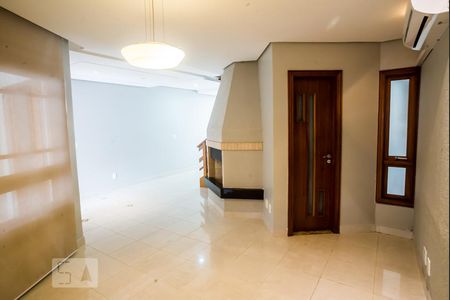 Sala de casa para alugar com 3 quartos, 272m² em Jardim Itu Sabará, Porto Alegre