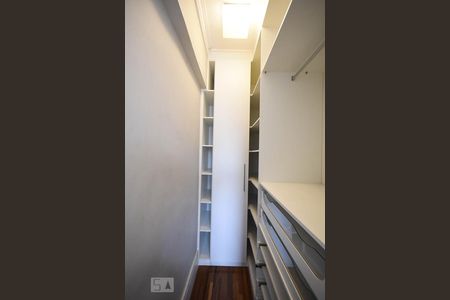 Apartamento à venda com 103m², 2 quartos e 2 vagasArmário do Quarto 