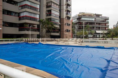 Apartamento à venda com 130m², 3 quartos e 2 vagasÁrea comum - Piscina