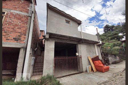 Casa à venda com 200m², 5 quartos e 1 vaga Casa à venda com 200m², 5 quartos e 1 vagaFachada