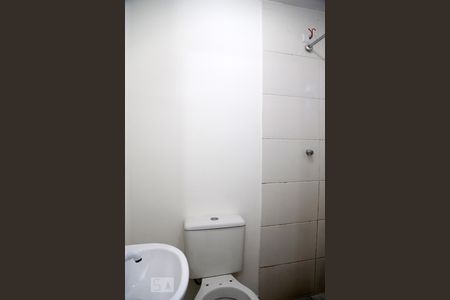 Banheiro de casa para alugar com 1 quarto, 30m² em Jardim Maria Rosa, Taboão da Serra