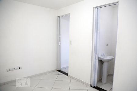 Quarto de casa para alugar com 1 quarto, 30m² em Jardim Maria Rosa, Taboão da Serra