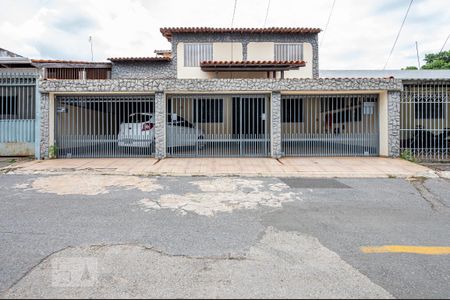 Fachada de casa à venda com 3 quartos, 140m² em Guará Ii, Brasília