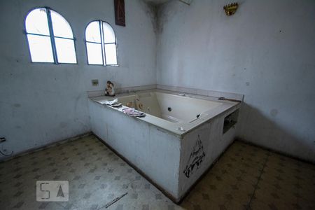 Casa à venda com 830m², 2 quartos e 2 vagas Casa à venda com 830m², 2 quartos e 2 vagasBanheira