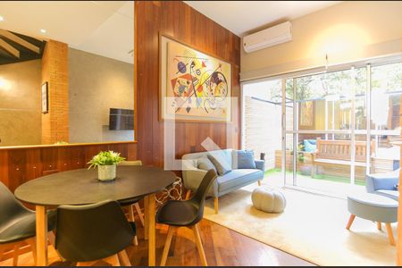 Casa de condomínio para alugar com 110m², 2 quartos e 2 vagasSala