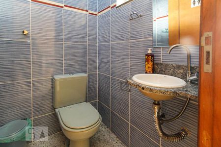 Casa para alugar com 270m², 4 quartos e 6 vagas Casa para alugar com 270m², 4 quartos e 6 vagasBanheiro da piscina