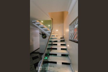 Casa para alugar com 270m², 4 quartos e 6 vagas Casa para alugar com 270m², 4 quartos e 6 vagasescada