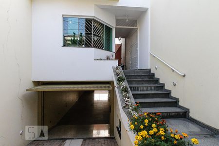 Casa para alugar com 270m², 4 quartos e 6 vagas Casa para alugar com 270m², 4 quartos e 6 vagasFachada