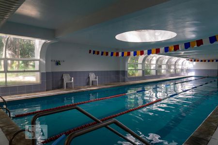 Apartamento para alugar com 168m², 3 quartos e 3 vagas Apartamento para alugar com 168m², 3 quartos e 3 vagasÁrea comum - Piscina coberta