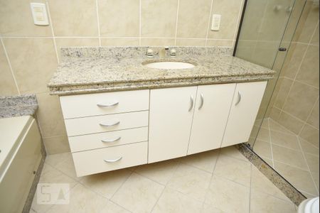 Apartamento para alugar com 194m², 4 quartos e 4 vagasBanheiro do Quarto 2 Suite