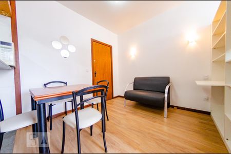 Sala de kitnet/studio para alugar com 1 quarto, 50m² em Barro Preto, Belo Horizonte