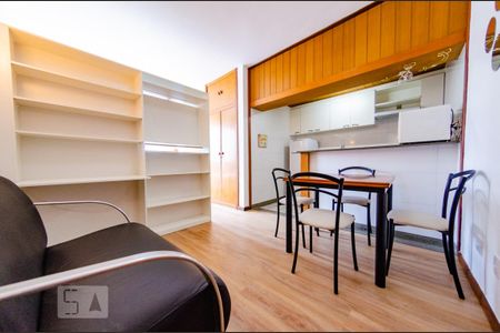 Sala de kitnet/studio para alugar com 1 quarto, 50m² em Barro Preto, Belo Horizonte