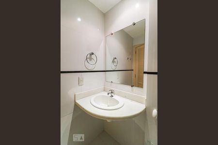 Casa de condomínio à venda com 800m², 5 quartos e 5 vagasBanheiro do Sótão