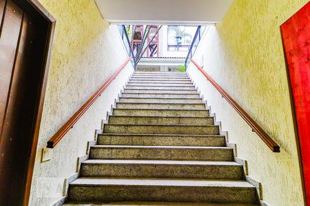 Casa de condomínio à venda com 800m², 5 quartos e 5 vagasEscada de Entrada