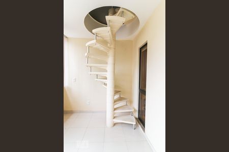 Casa de condomínio à venda com 800m², 5 quartos e 5 vagasEscada para o Sótão