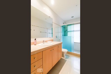 Casa de condomínio à venda com 800m², 5 quartos e 5 vagasBanheiro do Quarto 2 - Suíte