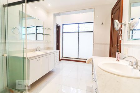 Casa de condomínio à venda com 800m², 5 quartos e 5 vagasBanheiro do Quarto 5 - Suíte Master