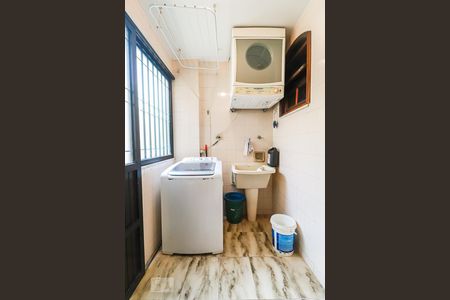 Casa de condomínio à venda com 800m², 5 quartos e 5 vagasLavanderia