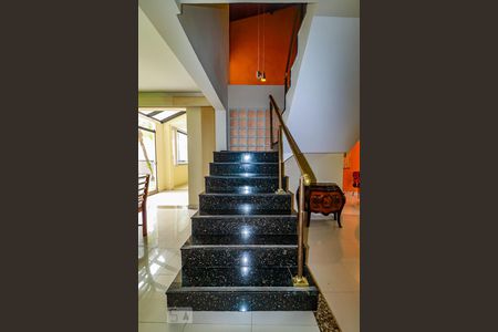 Casa de condomínio à venda com 800m², 5 quartos e 5 vagasEscada para o Segundo Andar