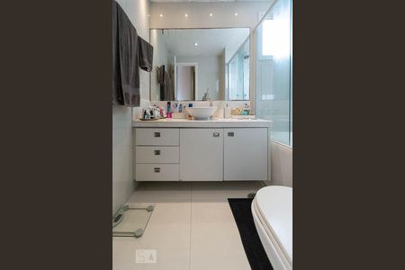 Apartamento à venda com 140m², 3 quartos e 2 vagas Apartamento à venda com 140m², 3 quartos e 2 vagasBanheiro Suíte 3 Master