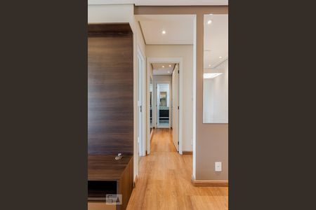 Corredor de apartamento para alugar com 3 quartos, 76m² em Vila Bertioga, São Paulo