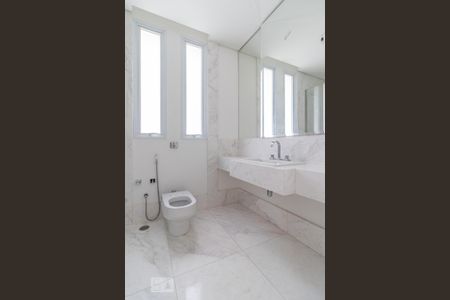 Casa de condomínio à venda com 497m², 4 quartos e 4 vagasBanheiro 1 da Suíte 4