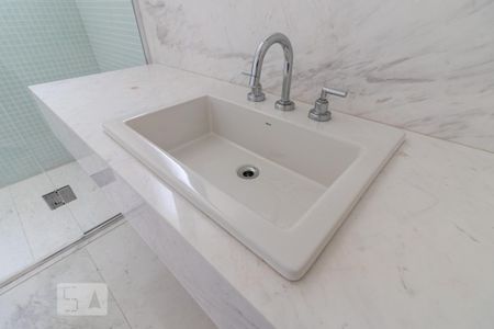 Casa de condomínio à venda com 497m², 4 quartos e 4 vagasDetalhe do Banheiro da Suíte 1