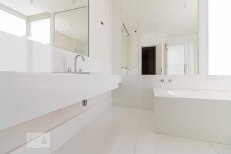 Casa de condomínio à venda com 497m², 4 quartos e 4 vagasBanheiro 2 da Suíte 4
