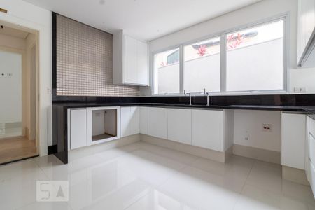 Casa de condomínio à venda com 497m², 4 quartos e 4 vagasCozinha