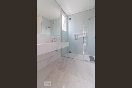 Casa de condomínio à venda com 497m², 4 quartos e 4 vagasBanheiro da Suíte 2