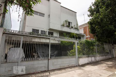 Casa para alugar com 468m², 4 quartos e 4 vagas Casa para alugar com 468m², 4 quartos e 4 vagasFachada
