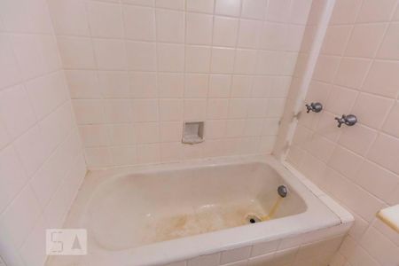 Banheiro  de apartamento à venda com 1 quarto, 76m² em Floresta, Porto Alegre