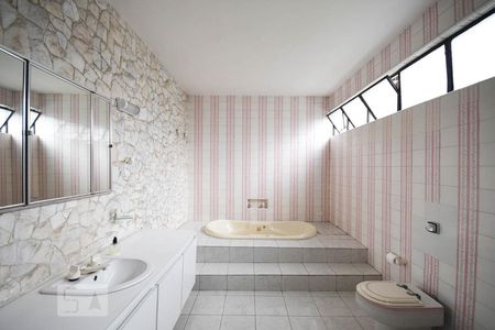 Casa à venda com 700m², 5 quartos e 3 vagasBanheiro Suíte 2