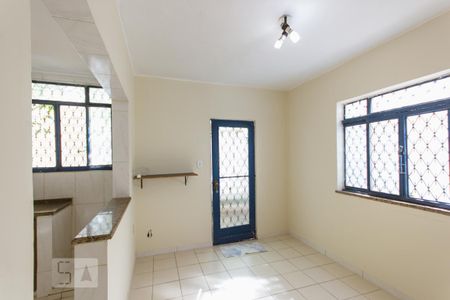 Casa de condomínio para alugar com 120m², 3 quartos e 2 vagas Casa de condomínio para alugar com 120m², 3 quartos e 2 vagasCozinha (1º andar)