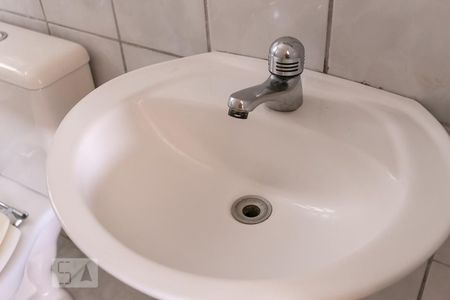 Banheiro - Torneira de casa de condomínio à venda com 3 quartos, 90m² em Vila Nova, Porto Alegre