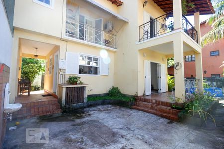 Casa de condomínio à venda com 150m², 2 quartos e 3 vagas Casa de condomínio à venda com 150m², 2 quartos e 3 vagasQuintal