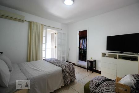Casa de condomínio à venda com 150m², 2 quartos e 3 vagas Casa de condomínio à venda com 150m², 2 quartos e 3 vagasSuíte