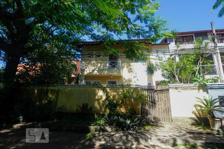 Casa de condomínio à venda com 150m², 2 quartos e 3 vagas Casa de condomínio à venda com 150m², 2 quartos e 3 vagasFachada