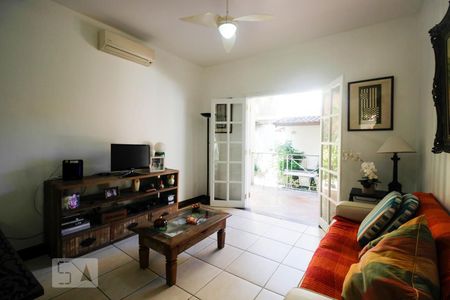 Casa de condomínio à venda com 150m², 2 quartos e 3 vagas Casa de condomínio à venda com 150m², 2 quartos e 3 vagasSala