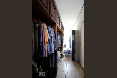 Casa de condomínio à venda com 150m², 2 quartos e 3 vagas Casa de condomínio à venda com 150m², 2 quartos e 3 vagasCloset da suíte
