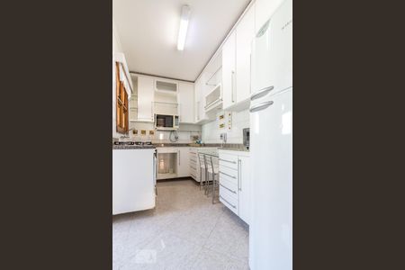 Cozinha de apartamento à venda com 2 quartos, 82m² em Passo da Areia, Porto Alegre