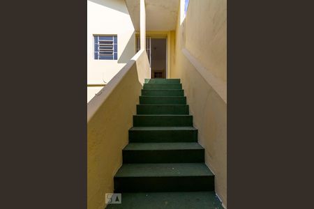 Casa à venda com 100m², 2 quartos e 2 vagasEscada