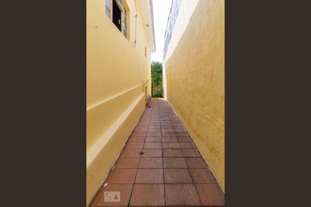 Casa à venda com 100m², 2 quartos e 2 vagasCorredor Acesso Garagem