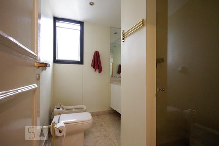 Apartamento à venda com 330m², 3 quartos e 3 vagasBanheiro da Suíte 1