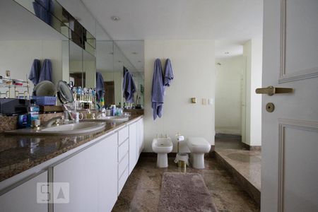 Apartamento à venda com 330m², 3 quartos e 3 vagasBanheiro da Suíte 3